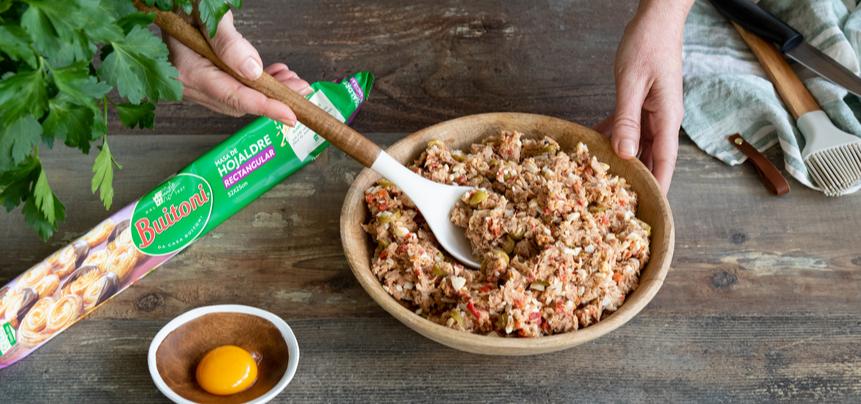 Hojaldre relleno de atún, pimientos y huevo duro