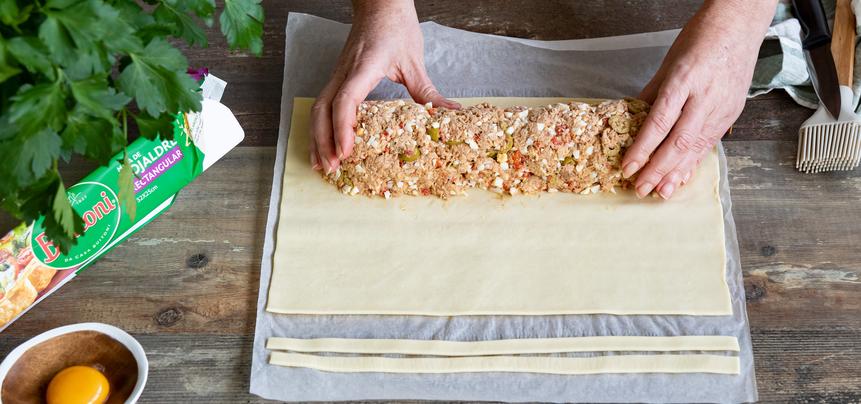 Hojaldre relleno de atún, pimientos y huevo duro