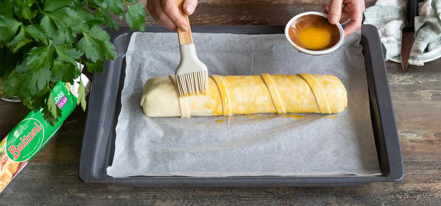 Hojaldre relleno de atún, pimientos y huevo duro