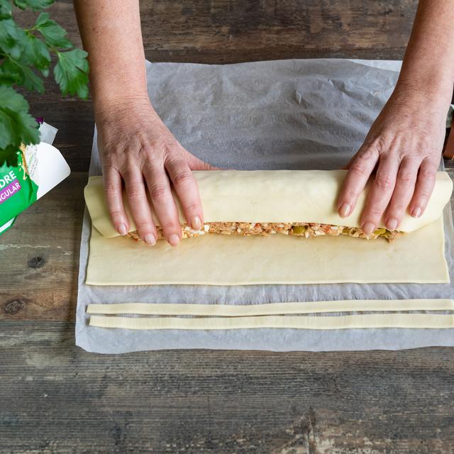 Hojaldre relleno de atún, pimientos y huevo duro