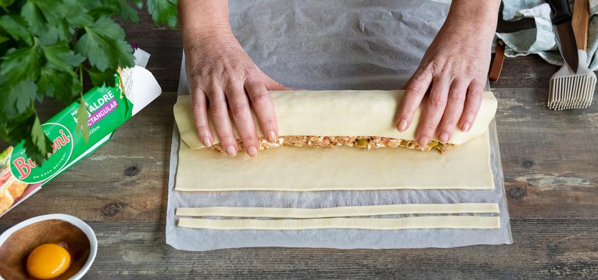 Hojaldre relleno de atún, pimientos y huevo duro