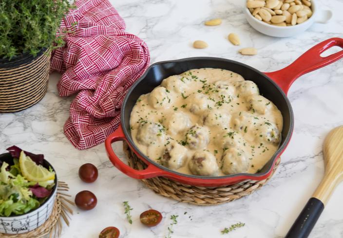 Albóndigas en salsa de almendras