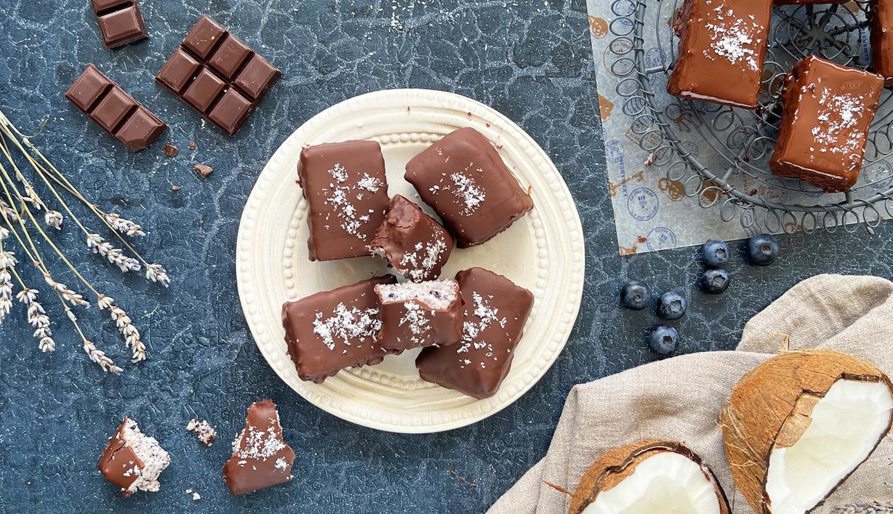Pastelitos de chocolate con coco y arándanos