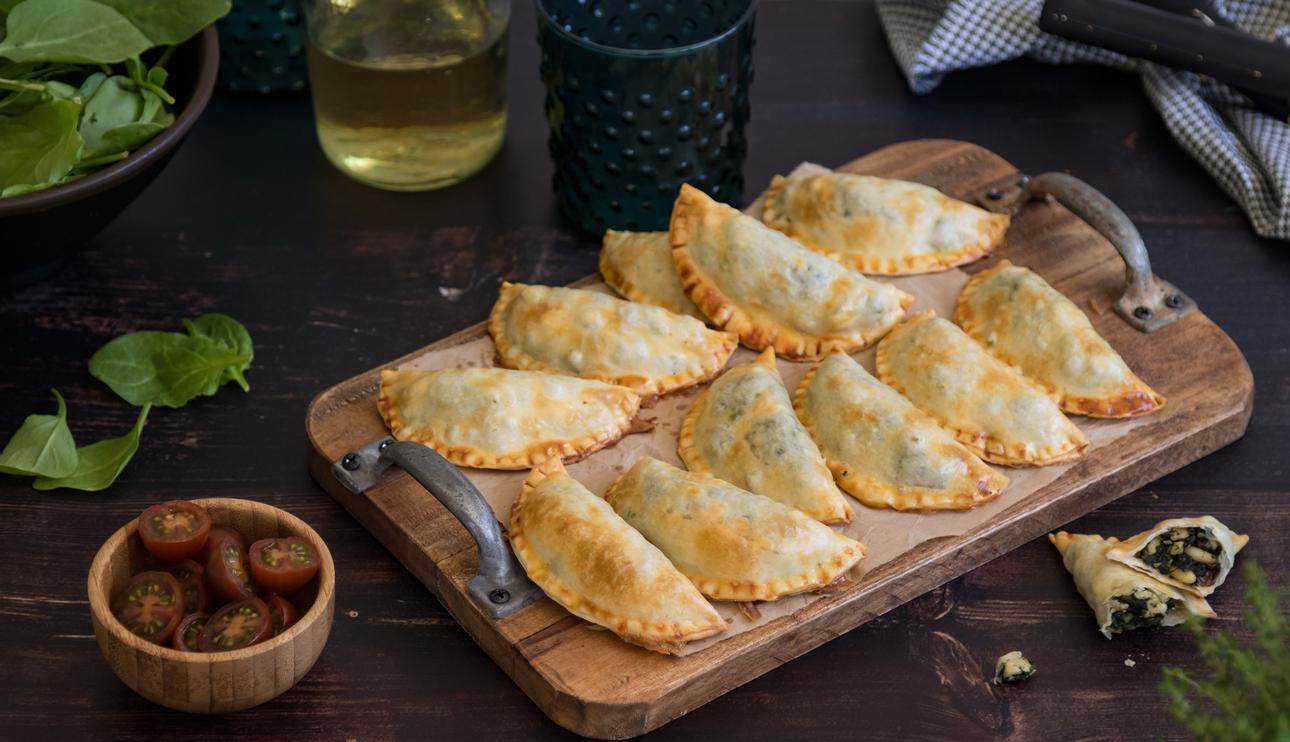 Empanadas de pollo y espinacas, pasas y piñones