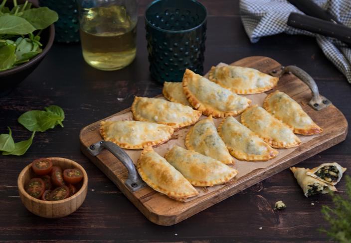 Empanadas de pollo y espinacas, pasas y piñones