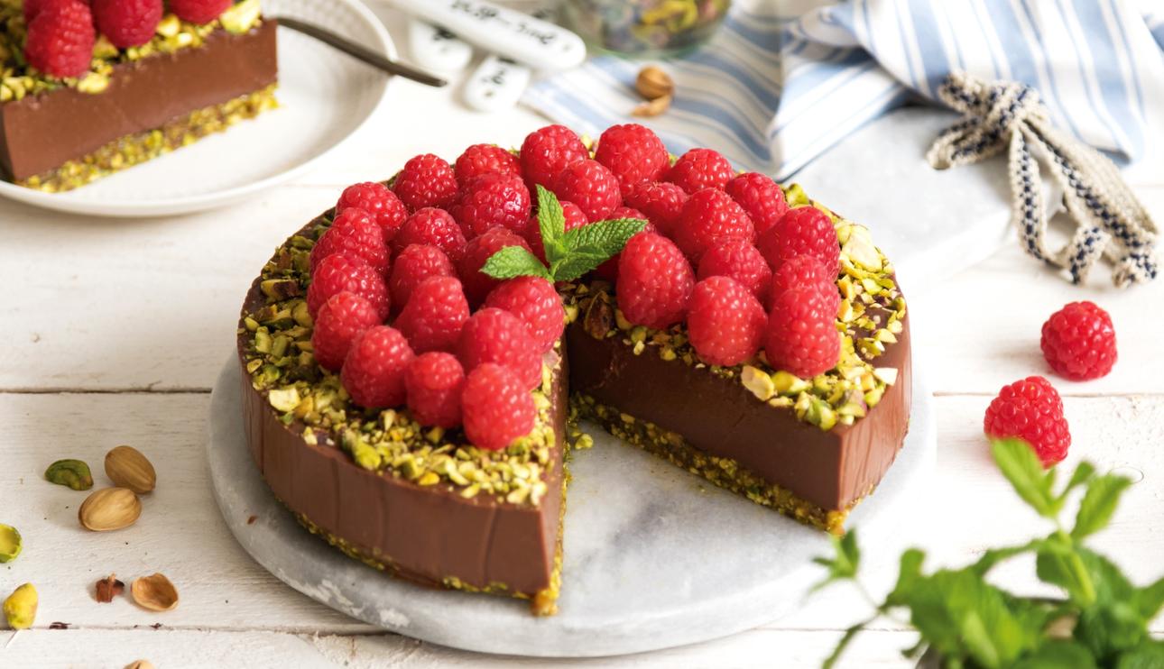 Tarta de chocolate sin horno con pistachos y frambuesas