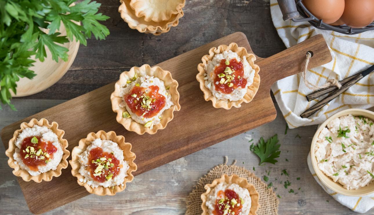 Tartaletas rellenas de paté de atún