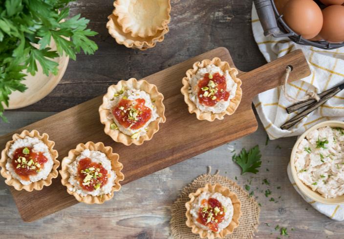 Tartaletas rellenas de paté de atún