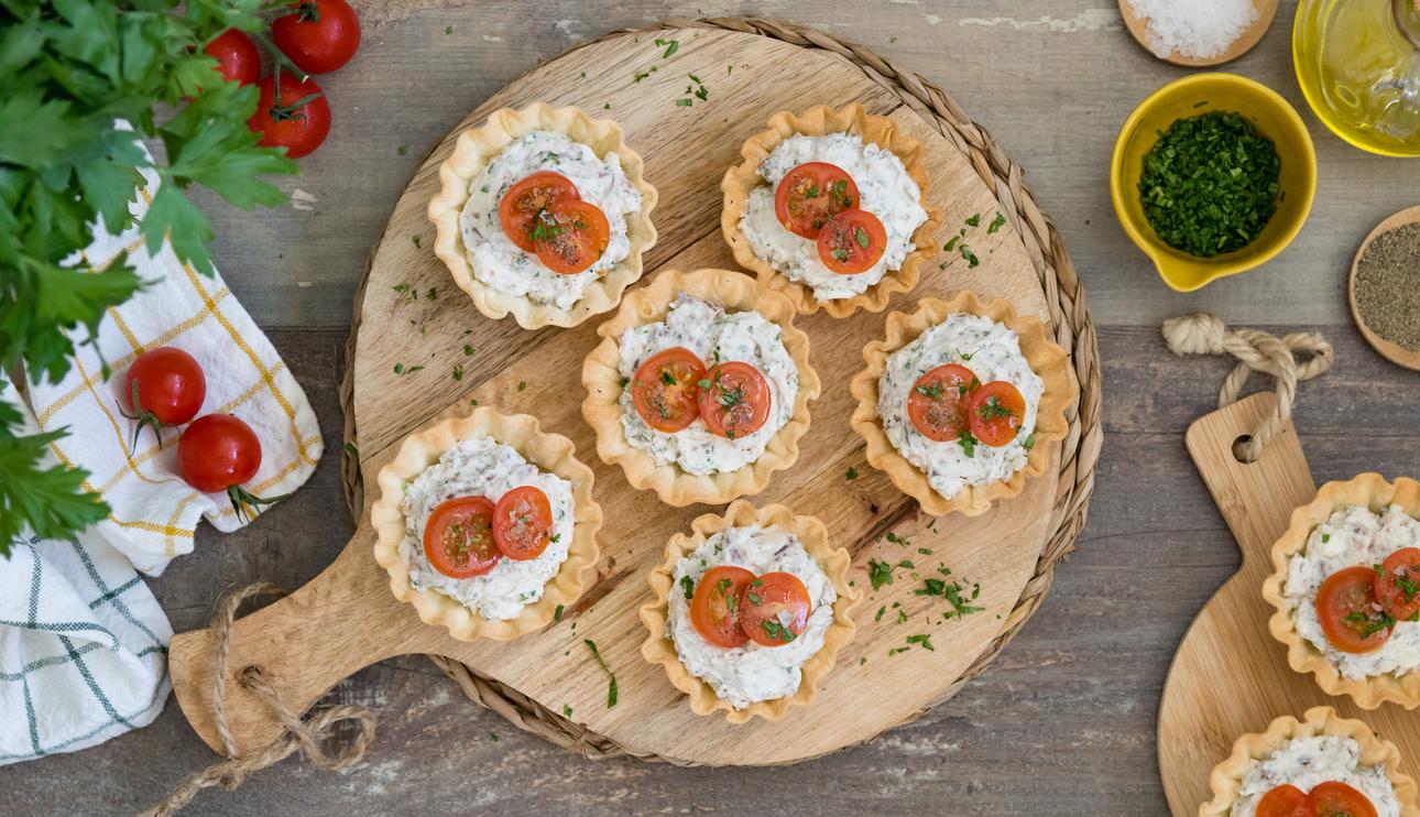 Tartaletas de tomate y queso crema con anchoas