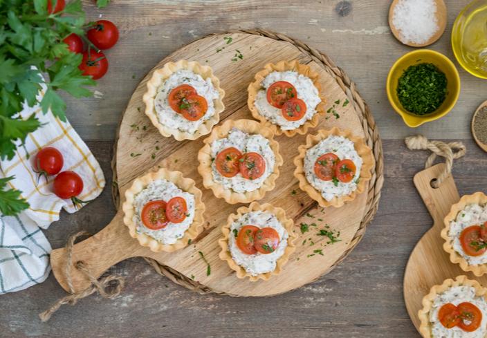 Tartaletas de tomate y queso crema con anchoas