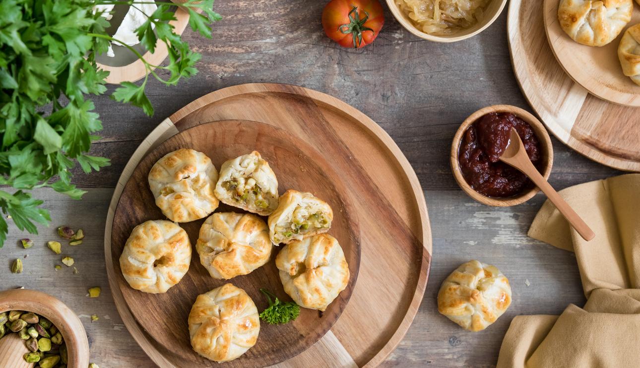 Saquitos de queso de  cabra y cebolla caramelizada