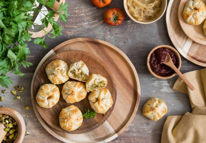 Saquitos de queso de  cabra y cebolla caramelizada