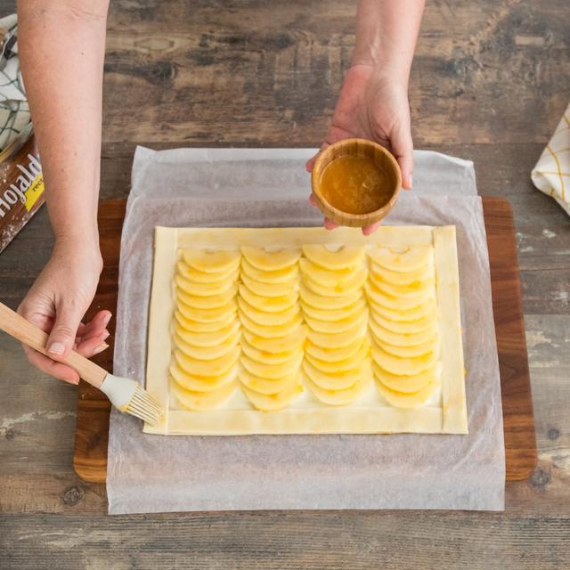 Tarta de manzana en hojaldre con natillas