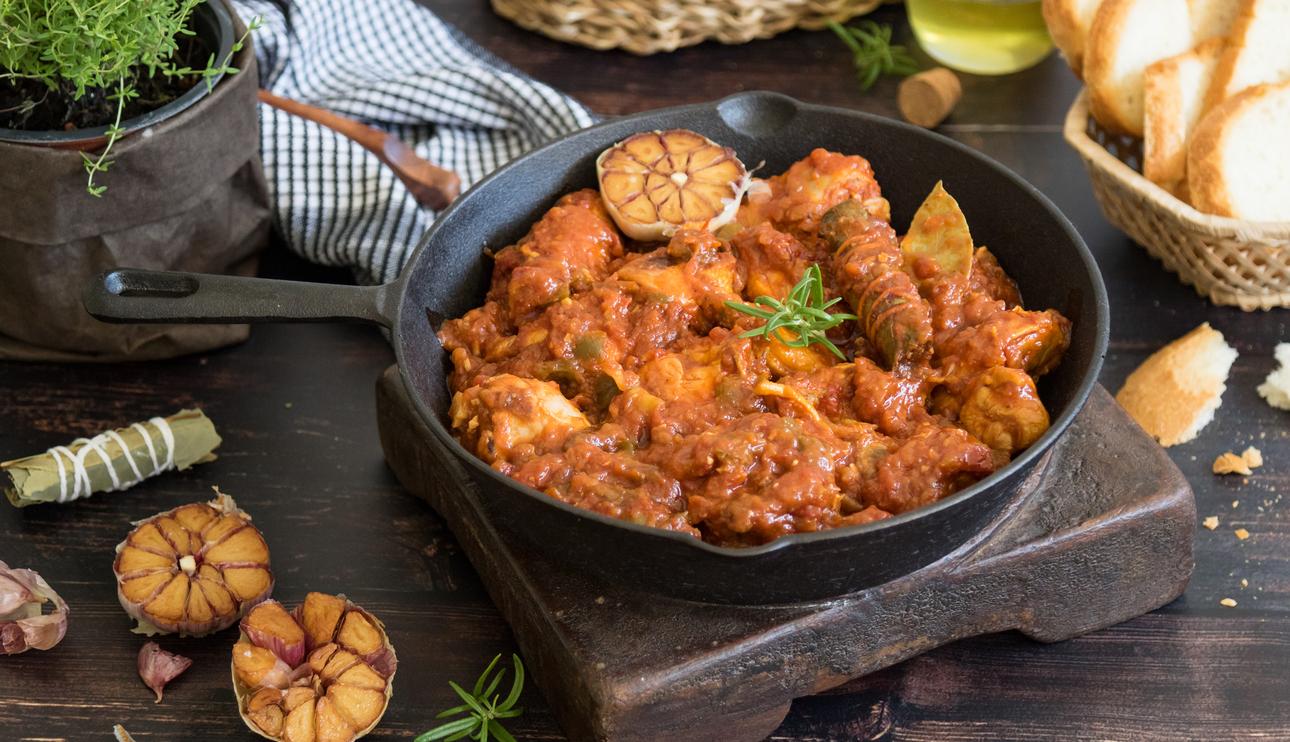 Pollo en salsa de tomate frito