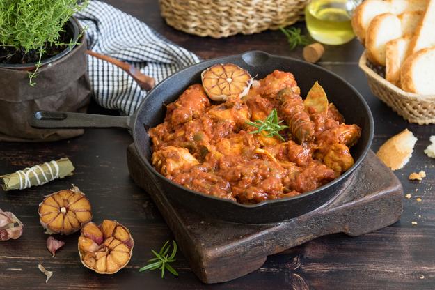 Pollo en salsa de tomate frito
