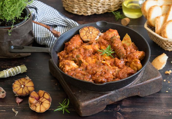 Pollo en salsa de tomate frito