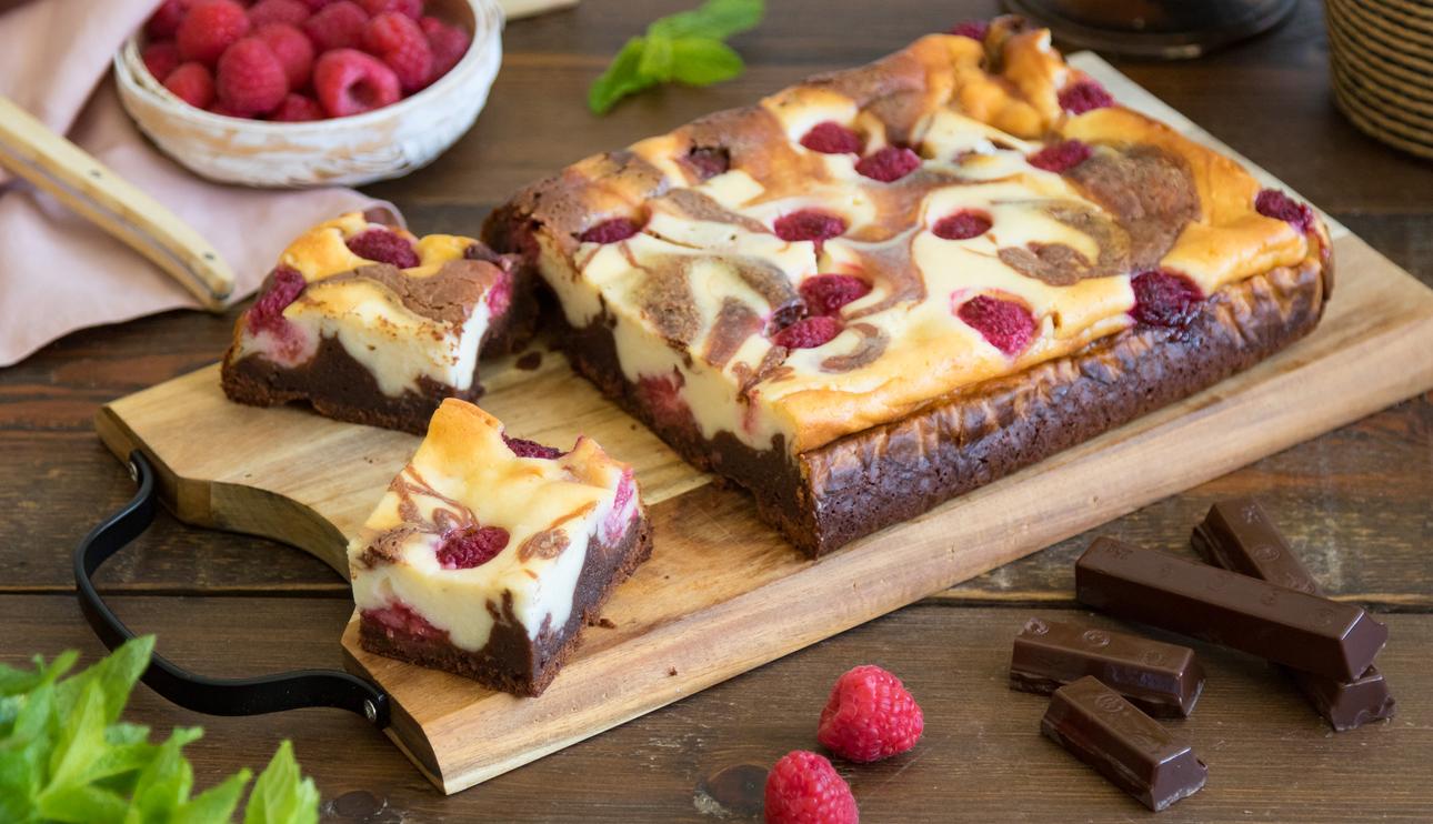 Brownie con cheesecake y frambuesas