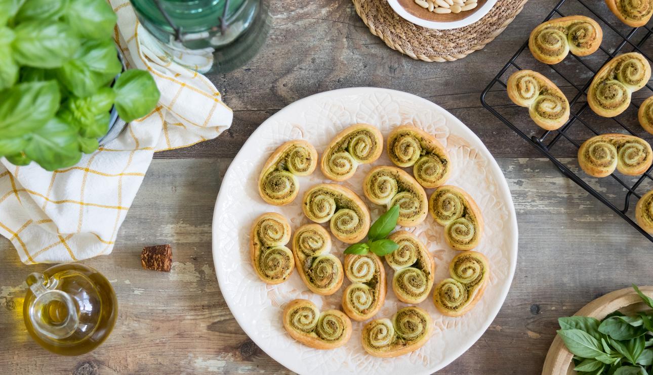 Palmeritas de queso manchego con pesto de albahaca