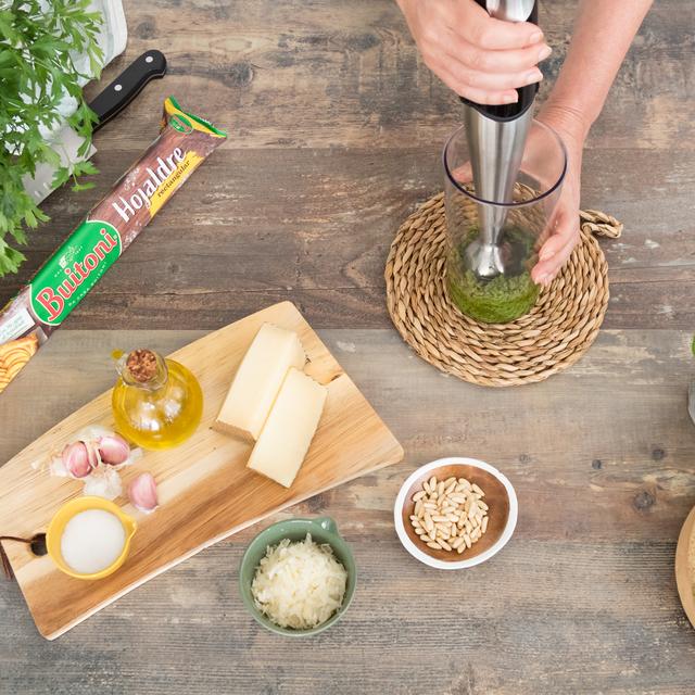 Palmeritas de queso manchego con pesto de albahaca