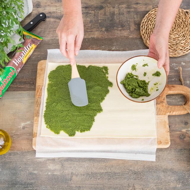 Palmeritas de queso manchego con pesto de albahaca