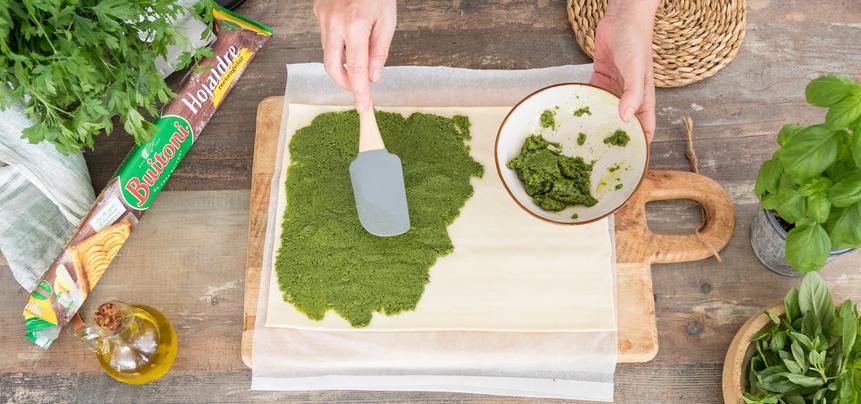 Palmeritas de queso manchego con pesto de albahaca