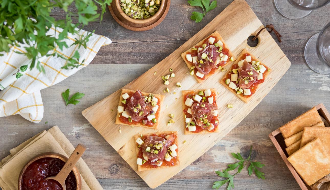 Canapés de jamón y queso brie con mermelada de tomate