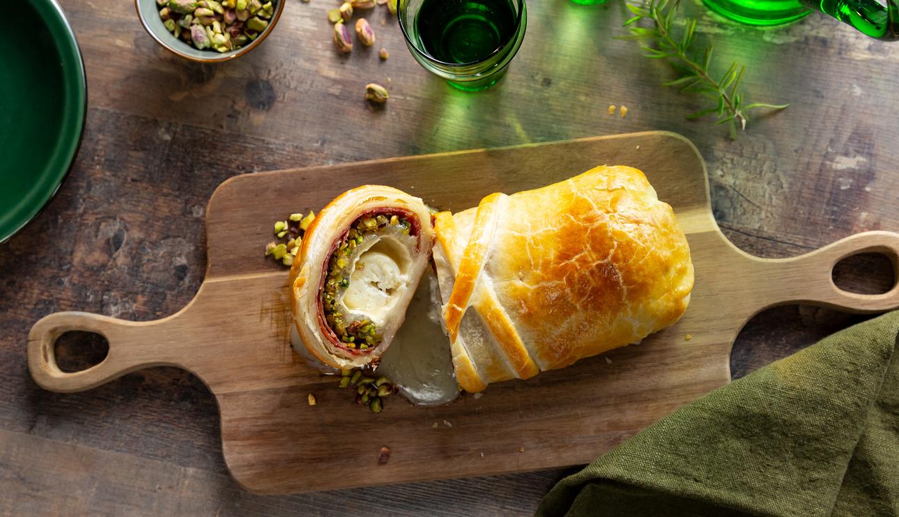 Hojaldre con queso de cabra, membrillo, jamón y pistachos