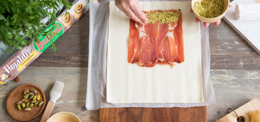 Hojaldre con queso de cabra, membrillo, jamón y pistachos