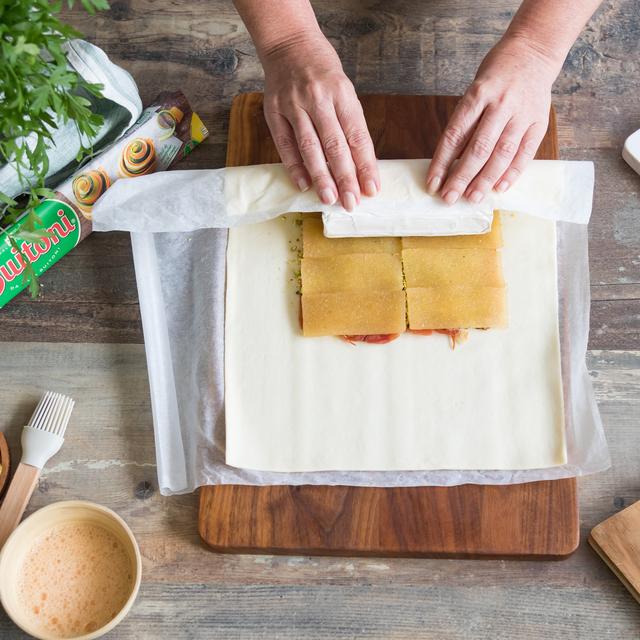 Hojaldre con queso de cabra, membrillo, jamón y pistachos