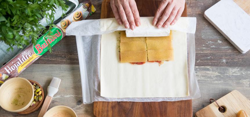 Hojaldre con queso de cabra, membrillo, jamón y pistachos