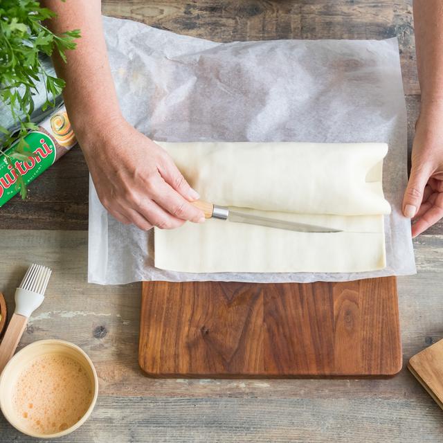 Hojaldre con queso de cabra, membrillo, jamón y pistachos