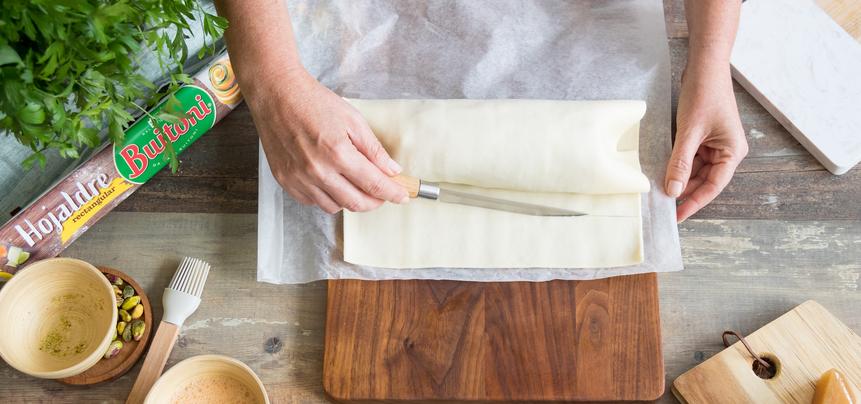 Hojaldre con queso de cabra, membrillo, jamón y pistachos