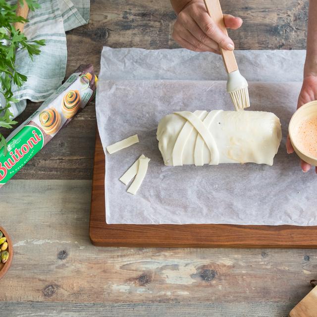 Hojaldre con queso de cabra, membrillo, jamón y pistachos