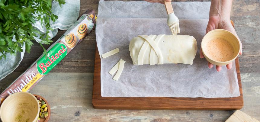 Hojaldre con queso de cabra, membrillo, jamón y pistachos