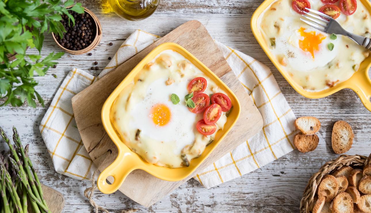 Parmentier de patata con huevo, pollo y espárragos