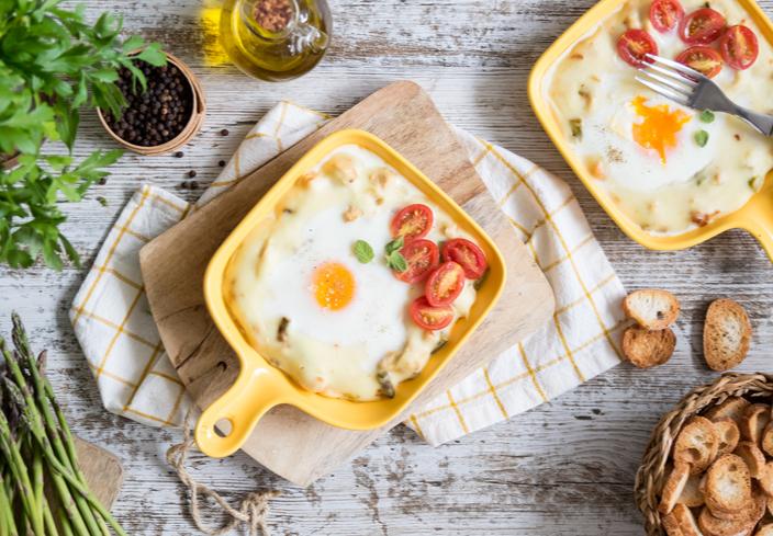 Parmentier de patata con huevo, pollo y espárragos