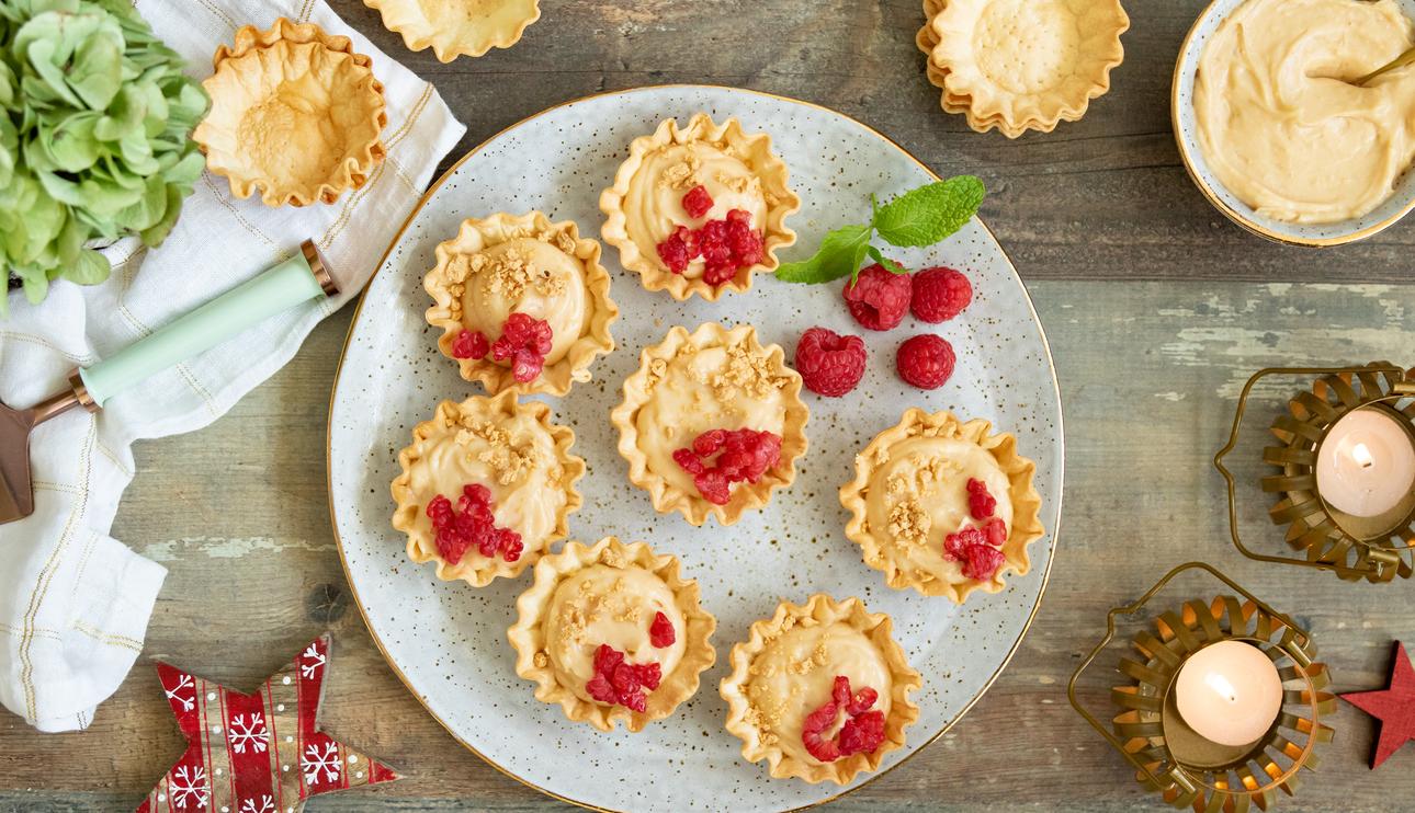 Tartaletas dulces rellenas de crema pastelera de turrón