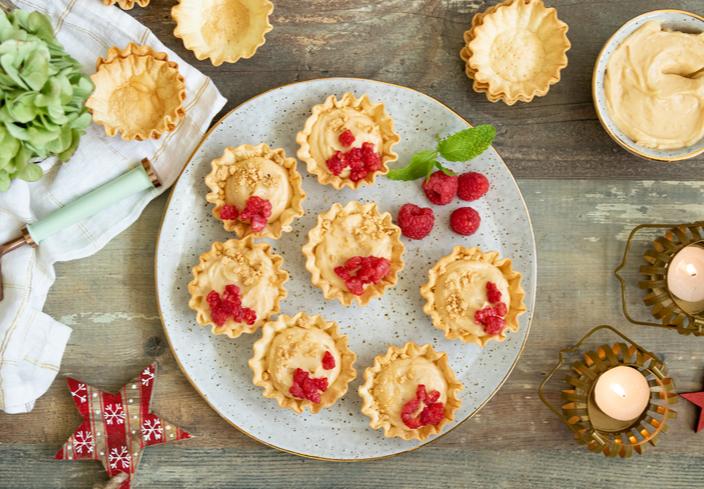 Tartaletas dulces rellenas de crema pastelera de turrón