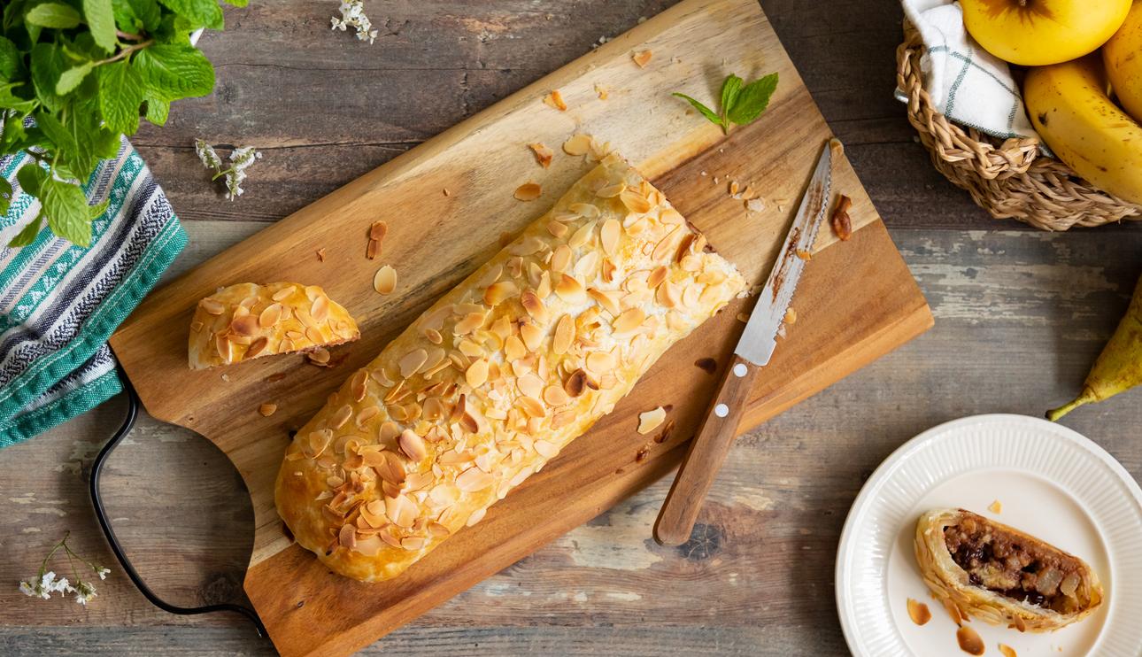 Hojaldre relleno de chocolate y frutas