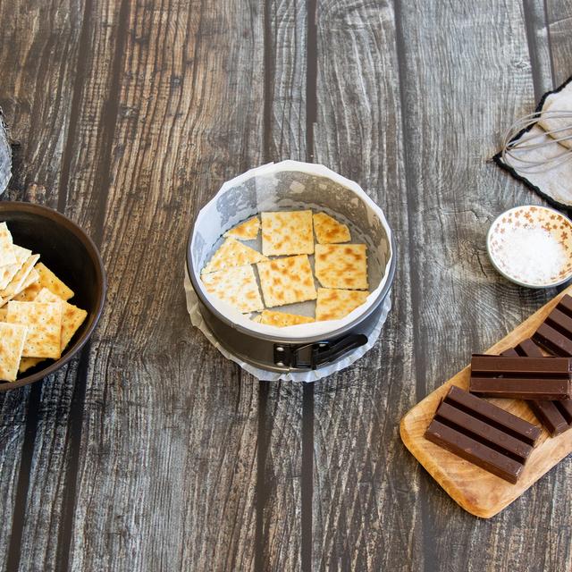 Tarta de chocolate y galletas saladas sin horno