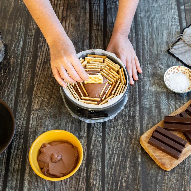 Tarta de chocolate y galletas saladas sin horno