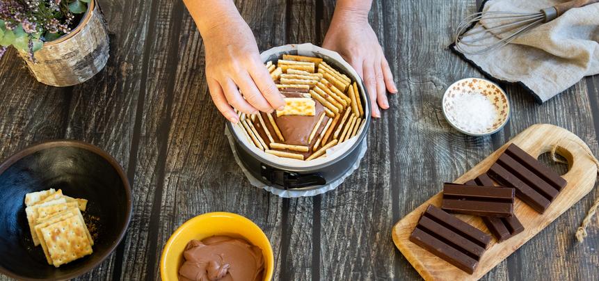 Tarta de chocolate y galletas saladas sin horno