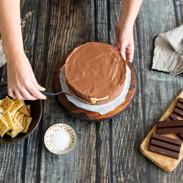 Tarta de chocolate y galletas saladas sin horno