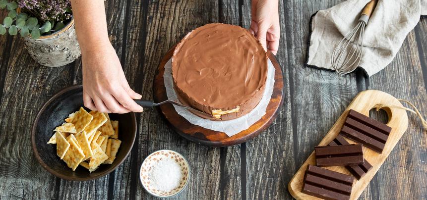 Tarta de chocolate y galletas saladas sin horno
