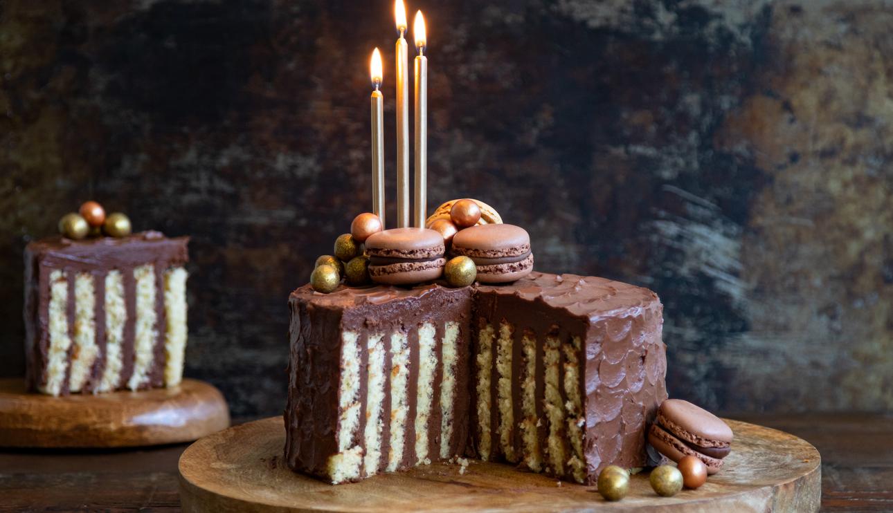 Pastel rayado de chocolate