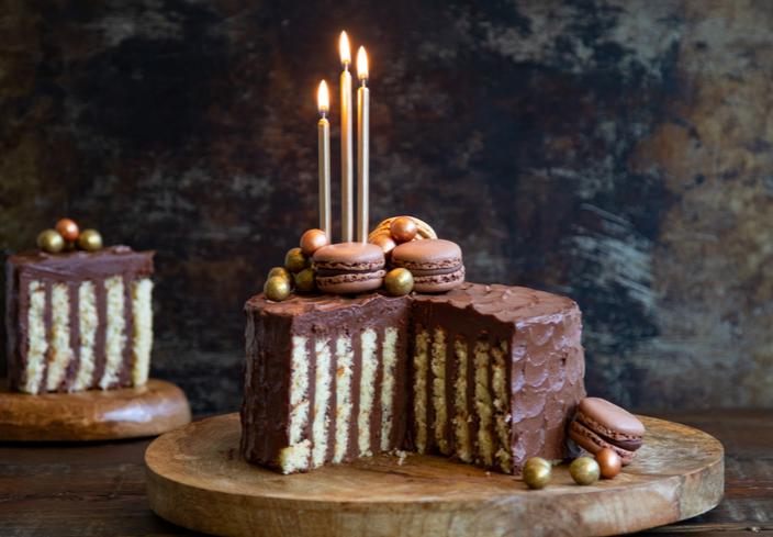 Pastel rayado de chocolate