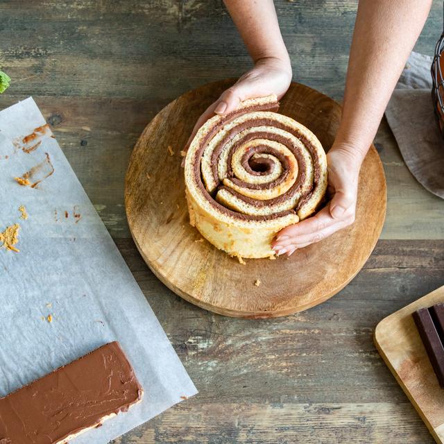 Pastel rayado de chocolate