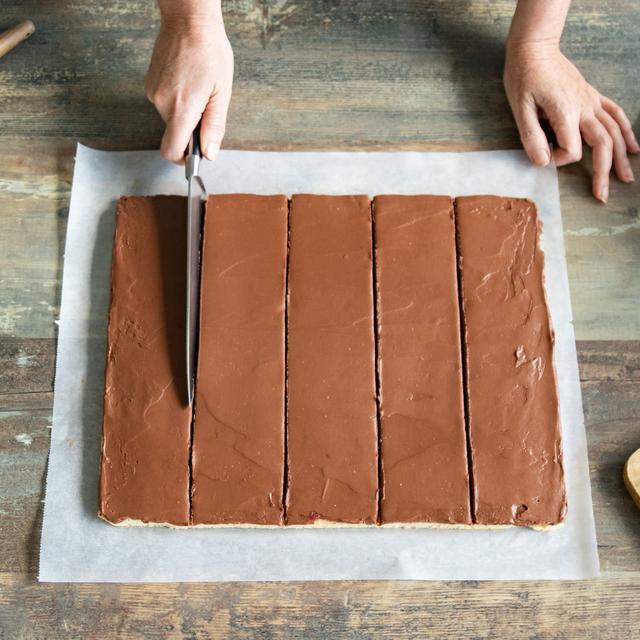 Pastel rayado de chocolate