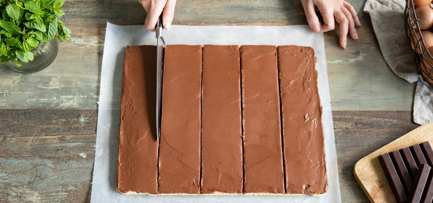 Pastel rayado de chocolate