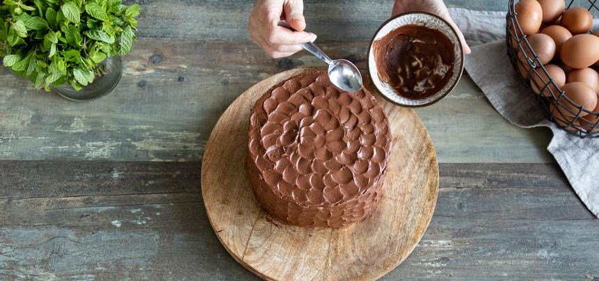 Pastel rayado de chocolate